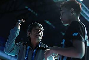 Kepala Pelatih Ganda Putra PBSI, Herry Iman Pierngadi (Kiri) saat memberikan arahan kepada Fajar Alfian.