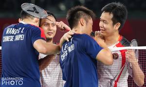 Ganda putra Indonesia, Hendra Setiawan/Mohammad Ahsan (kanan) menunjukkan sportivitasnya kepada Lee Yang/Wang Chi Lin (Taiwan). (Foto: BADMINTONPHOTO - Yves Lacroix)
