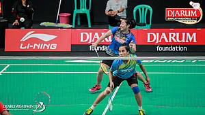 Nadiya Melati/Tiara Rosalia Nuraidah (PB Pertamina Fastron) mengembalikan shuttlecock.