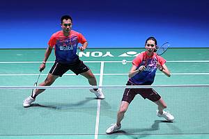 Hafiz Faizal/Gloria Emanuelle Widjaja (Indonesia) bersiap menyambut pengembalian.