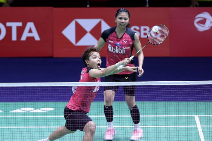 Greysia Polii/Apriyani Rahayu (Indonesia) bersiap menyambar pengembalian tanggung.