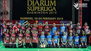 Tim putri PB Djarum Kudus (kiri) berfoto bersama tim putri Granular Thailand.