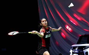 Gregoria Mariska Tunjung (Indonesia) bersiap menyambut pengembalian.