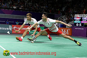 Fajar Alfian/Muhammad Rian Ardianto berusaha menggapai pengembalian.