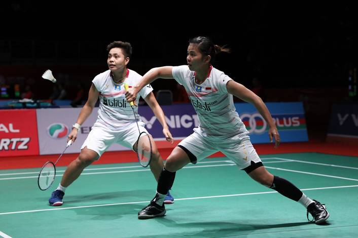 Greysia Polii/Apriyani Rahayu (Indonesia) bersiap menyambut pengembalian.