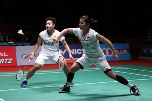 Greysia Polii/Apriyani Rahayu (Indonesia) bersiap menyambut pengembalian.