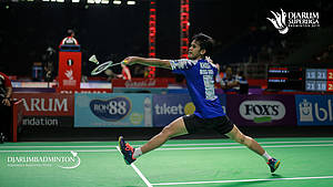 Firman Abdul Kholik (Indonesia) mengembalikan shuttlecock.