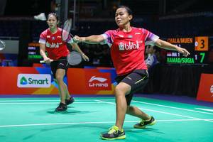 Siti Fadia Silva Ramadhanti/Ribka Sugiarto (Indonesia) mengembalikan shuttlecock.